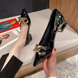 Обувь для женщин 2024 Формальное заостренное пальцы, дама, летняя обувь Черная нормальная кожа. Повседневная повседневная низкая каблука Элегантное бесплатное предложение о доставке