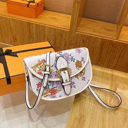 Day Packs Textured Semi-circular 2024 New Saddle Trendy and Fashionable Printed Handbag Single Shoulder Crossbody Bag