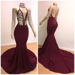 2024 Burgundy Evening Dresses Sexy Halter Backless Sweep Train Beaded Lace Applique Ruched Pleats Custom Made Prom Party Gowns vestidos