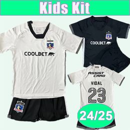 24 25 Colo Colo Kids kit Soccer Jerseys VIDAL BOLADOS PARRA D. PIZARRO PAVEZ PALACIOS FUENTES GIL WIEMBERG ZAVALA BENEGAS FALCON Home Away Football Shirts