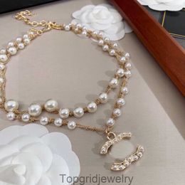 Exquisite Luxus Halskette Designerinnen Frauen Perlenketten Ladies Designer Schmuck Brief Anhänger C Goldketten Hochzeitsgeschenkkanal AX48E