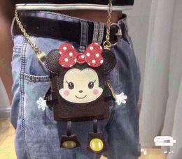 The keychain, zero wallet, and headphone bag can be hung on the bag as a decoration and can also be pulled. It is tied to the belt and comes with a chain for crossbody use