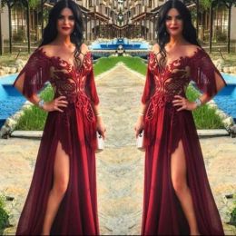 2024 Arabic Burgundy Prom Dresses Scoop Sheer Neck High Side Slit Short Sleeves Lace Applique Chiffon Evening Gown Formal Occasion Wear