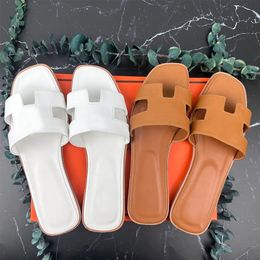 Sandálias de grife Chinelos de moda Mulheres Sandálias de grife para mulheres chinelos mens sapatos casuais loafers ao ar livre praia slides plana fundo unisex couro 【code ：L】