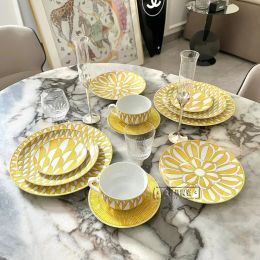 Plates European Bone China Dinnerware Personality Plate Geometric Creative Home Steak Plate Sun Flower Series Gift 4piece Set 240104