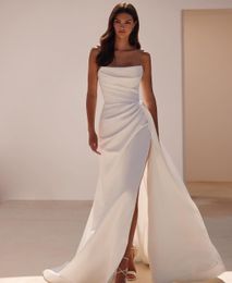 Elegant lång veckade satinbröllopsklänningar med sidotåg/slitsmantel modern stropplös Vestido de noiva svep tåg brudklänningar för kvinnor