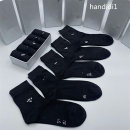 Mens socks fashion V Letter Printed stocking Cotton Sports thick Socks Man Women Football Basketball Breathable striped athletic tall socks Luxury sportsocks L9