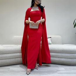 Trägerloser Scheide Abendkleider Langes Abschlussballkleid elegante rote Krepp formelle Partykleid mit Umhang