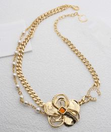 2024 Collana a sospensione a forma di fiore di qualità di qualità di lusso con colore rosso e perle di guscio bianco in oro 18k placcati hanno il timbro PS3442B