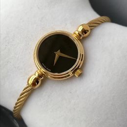 2024 Moda Round Watch Designer Womens Gold Black Watch Quartz Movem