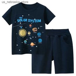 T-shirts 2024 Summer New Boys Set Solar System Print Short Sleeve Cotton T-shirt + Beach Shorts Kids Outfit 2PCS Childrens Clothing Q240418