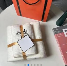 Quality Bath Towel Set Coral Velvet Designer Towel Letter Face Towels Absorbent Men Womens Wash Cloths Towels
