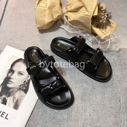 2024 Sandalen Designer Slipper Frauen Kanal Sandalen Hochwertige Schieberegler Kristallkalb Leder Freizeitschuhe gesteppte Plattform Sommer bequemer Strand Freizeit