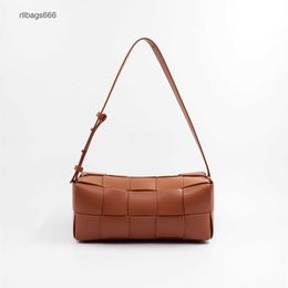 Venata Bag Pillow Woven Womens Personality Girl Cassette Shoulder Bottegaas Straddle Oblique tote Bags Fashion Versatile One 2024 Small Classic bag Luxury 67V3