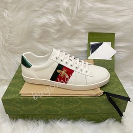 Buty Designer Haftery Sneakers Wysokiej jakości kreskówkowe skórzane wąż haft biały, zielone czerwone paski klasyczne męskie i damskie trampki na zewnątrz