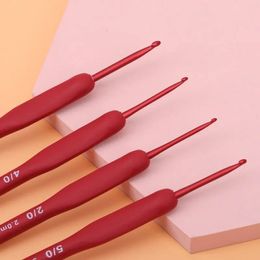 Aluminum Crochet Hooks With Silicone Handle Yarn Knitting Needles Set Sweater Needle DIY Tools 240411