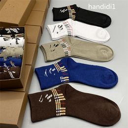 Mens socks fashion V Letter Printed stocking Cotton Sports thick Socks Man Women Football Basketball Breathable striped athletic tall socks Luxury sportsocks L8