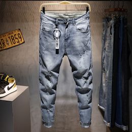 Män nya rippade casual mager jeans byxor mode märke man streetwear brev tryckt nödställt hål grå denim byxor 201123