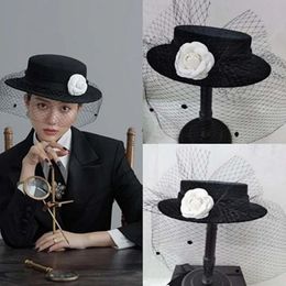 Wedding Hats Black Velvet Flat Hat Hepburn Style Mesh Banquet Elegant Winter Bridal Headwear Birdcage Veil Accessories 240415