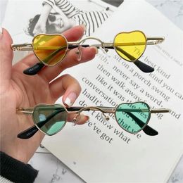 Outdoor Eyewear Ins Fashion Metal Frame Hip Hop Punk Heart-Shaped Sunglasses Shades Ultra-small Sun Glasses