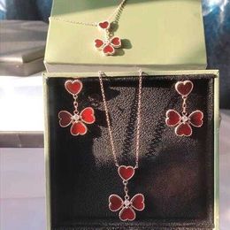 Дизайнерский дизайнерский дизайнерский ожерелье из красного сердца 925 стерлинговым серебряным серебряным серебром 18 тыс. Золото четыре серьга для сердца четыре серьги цветочного сердца.