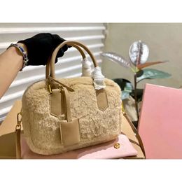 MUI MUI Handbang Fashion Miui Makeup Bag Designer Bag Plush Shoulder Bag Luxury Designer Rabbit Hair Handbag High Quality Wallet Zipper Box Packaging 528