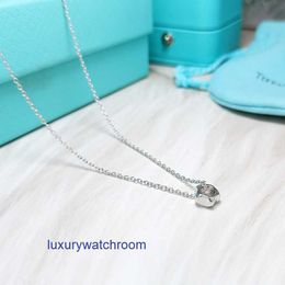 Luxury Tiffenny Designer Brand Pendant Necklaces TikTok Funi Sterling Silver S925 Fashion Gear Necklace Minimalist Korean Edition Womens Nut Collar