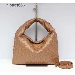 Handmade Winter Capacity Cowhide Bags Magnetic Womens Horn Venets Hop Mini Luxury Bottegs Buckle Bag Purse Cow Underarm Large Crossbody Designer 24 Women Woven F3L0