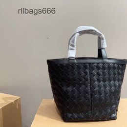 2024 Beauty Handheld Veneeta Cowhide Cabbage Basket Woven Bottegs Flipflap Elegant Tote Lady Fashionable High Designer Womens Bag Grade Bag Popular 0HMD