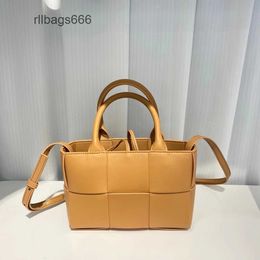 Tote Cowhide Leather 2024 Bag Veneeta Handbags Ladies Bottegs Underarm Fashionable Bags Handheld Crossbody On Woven Women Shoulder Arco A33U