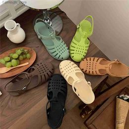 Sandals 2023 Summer Womens Roman Jelly Sandals Vintage Flat Transparent Crystal Beach Sandals Round Toes Casual Hollow Designer Shoes Q240419