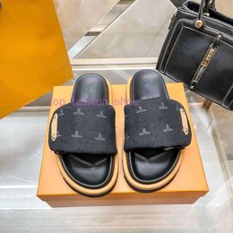 Знаменитая дизайнерская сандалия тапочка для пляжной обуви