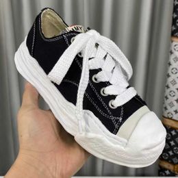 Mmy Maison Mihara Yasuhiro Schuhe Hank Low Top Flats Sneakers Unisex Canvas Trainer Schnürverkleidung geformtes Damens Luxus-Designer Schuh Gummi-Mütze Fabrikschuhe 2024