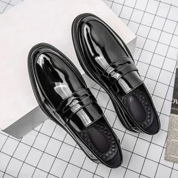 Casual Shoes Luxury Classic Man Pointed Dress Mens Patent Leather Black Wedding Oxford Formal Glossy Fashion Designer