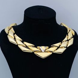 Klassiska bokstäver hänge halsband guld grova halskedjor kvinnor mens hip hop halsband designer geometriska halsband kvinnor mode pärla hals spets