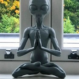 Witchcraft Meditation Alien Statue Mini Resin Ornament Alien Garden Home Office Yard Art Decor For Indoor Outdoor 240411