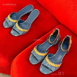 2024 Sandals Designer Slippers for Women's Luxurious High Heels Sloping Heels Thick Soles Sexy Vintage Pool Famous Donkey Dress Shoes Famous Brand Trainers Summer