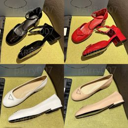 Donne sandali piatti da donna abbigliamento da donna scarpe da scarpe designer triangolare vera pelle pompe di lusso di lusso piatto paillettes in pelle minimalista famosa muaddi