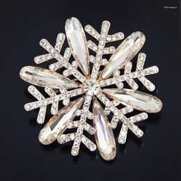 Brooches Utei Jewellery Gold Colour Alloy Amazing Crystal Snowflake Brooch Exquisite Women Scarf Pin For Party Clothes