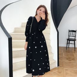 T-Shirt 2022 Spring French Style Black Maternity Dress Fashion Floral Embroidery Pregnant Woman Loose Cotton Dress VNeck Pregnancy