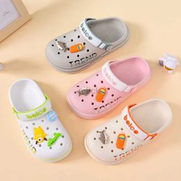 Sandals Boys Girls Adorable Clogs Garden Shoes With Charms Comfortable Lightweight Hollow Out Non-slip Sandals For Kids Children 240419