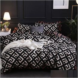 Bedding Sets Luxury Black Set Queen King Single Fl Size Polyester Bed Linen Duvet Er Modern Bird Plaid With Pillowcase Drop Delivery Dhsko