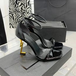 Дизайнерская сандалия Opyum Женщины сандалии кожа Stiletto обувь металлические буквы высокие каблуки пряжка резиновые слайды роскошные вечеринка свадебные туфель