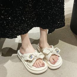 Slippers Comemore 2024 Summer Fashion Bow Rhinestone Thick Bottom Beach Elegant Shoes Casual Platform Flat Sandals White