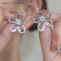 نساء من الدرجة العلوية من فانسيلف الأصلي أقراط أقراط متتالية S Silver Needle Flower Earrings Womens Petal أقراط المجوهرات مع شعار