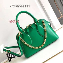 Bags Vallentinoo Leathers Street Quality Bag Strap Leather Trend Handheld Rivet Shoulder Lady Shell Hobo Chain Top Women Fashion Shiny Handbags Genuine 9J8S