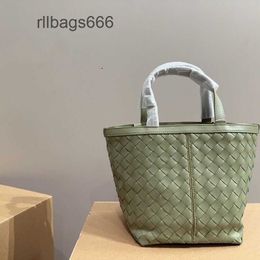 Designer Popular Beauty Handheld Veneeta Cowhide Cabbage Basket Woven Bottegs Flipflap Elegant Tote Lady Fashionable High 2024 Womens Bag Grade Bag 1ZAL