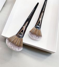 New PRO Highlight Fan Makeup Brush 87 Soft Bristle Fan Shaped Effortless AllOver Highlighting Powder Cosmetics Beauty Tools5364956