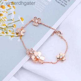 Luxury Fine Vancelfe Designer Bracelet for Women Fashionable Small Fresh Leaf Flower Bracelet Creative Minimalist Bracelet with Brand Logo