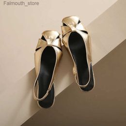 Sandals New Spring/Summer Soft Leather Baotou Sandals Women Wear Flat Shoes After Passing Through the Square Gold and Silver Temperature Q240419